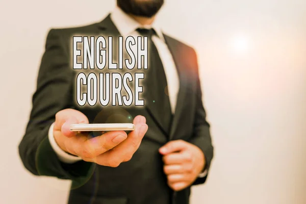 Texto manuscrito Curso de Inglés. Concepto que significa que los cursos cubren todos los niveles de habla y escritura en inglés. El traje de trabajo formal masculino usa un smartphone inteligente de alta tecnología con una mano. . —  Fotos de Stock