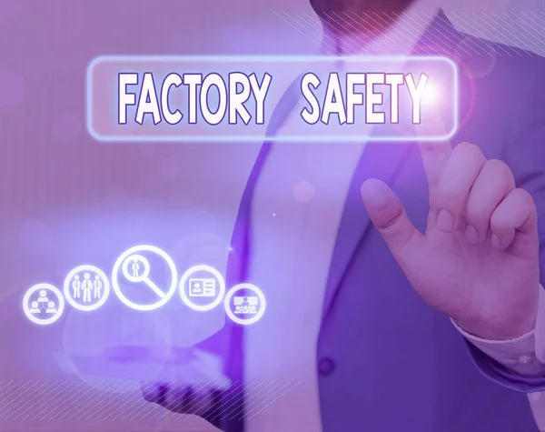 Signo de texto que muestra Factory Safety. La foto conceptual minimiza el riesgo de lesión del trabajador mientras que hace tareas de producción . —  Fotos de Stock