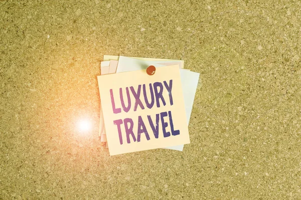 Sinal de texto mostrando Luxury Travel. Foto conceitual conforto supremo ou elegância de viajar ao redor do mundo Corkboard tamanho de cor papel pin tack placa de aviso de placa de cartaz . — Fotografia de Stock