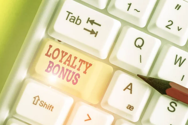 Konzeptionelle Handschrift mit Loyalitätsbonus. Business-Foto präsentiert Belohnung wie Geld oder Punkte wird für einen treuen Kunden gegeben. — Stockfoto