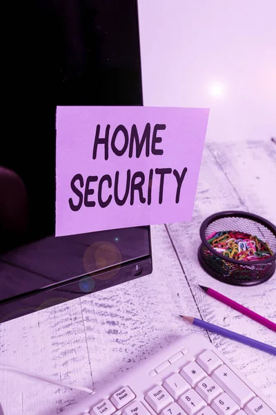 Handschriftlicher Text Home Security. Konzept bedeutet Ein System, das Ihr Zuhause vor unerwünschten Eindringlingen schützt Notizpapier, das auf einem schwarzen Computerbildschirm in der Nähe von Tastatur und Stationär geklebt ist. — Stockfoto