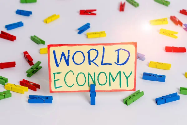 Nota di scrittura che mostra l'economia mondiale. Foto d'affari in mostra il modo in cui i paesi economia stanno emergendo per operare colorate cartine clothespin vuoto promemoria pavimento bianco fondo ufficio . — Foto Stock