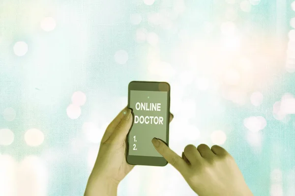 手書きテキストオンラインドクター。医療従事者がインターネット上でサービスを提供するという概念. — ストック写真