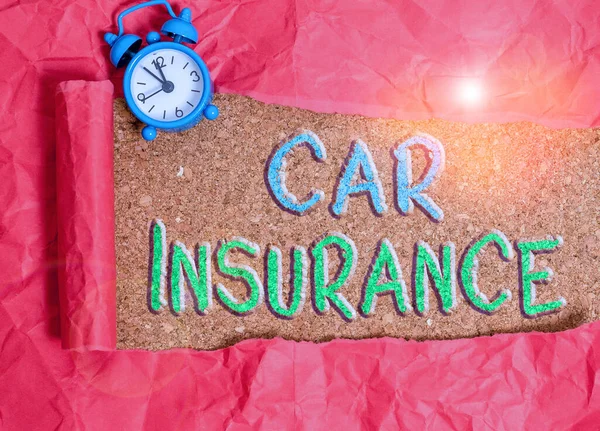 Signe texte montrant l'assurance auto. Protection conceptuelle contre les pertes financières en cas d'accident Réveil et carton déchiré placés au-dessus d'une toile de fond classique en bois . — Photo