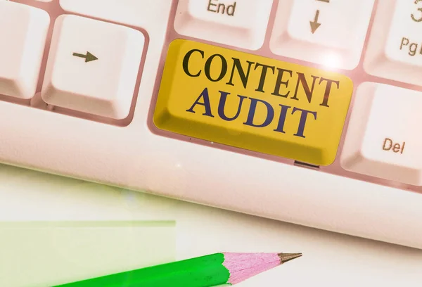 Word writing text content audit. Geschäftskonzept zur Bewertung von Inhaltselementen und Informationen. — Stockfoto