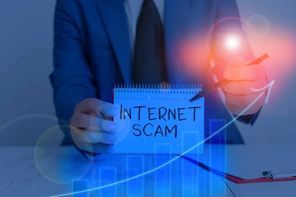 Word writing text Internet Scam. Geschäftskonzept für Betrugs- oder Betrugsarten, die das Internet nutzen. — Stockfoto