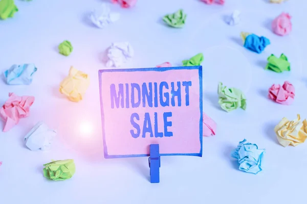 Señal de texto que muestra Midnight Sale. La tienda de fotos conceptual estará abierta hasta la medianoche con un gran descuento en artículos. Papeles arrugados de colores, recordatorio vacío, pasador de ropa de fondo de piso blanco. . —  Fotos de Stock