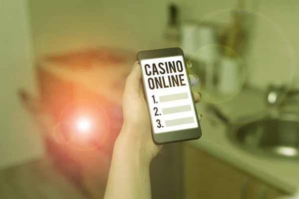 Casino Online'ı gösteren metin işareti. Kavramsal fotoğraf kumarbazlar online üzerinden casino oyunları oynayabilir ve bahis. — Stok fotoğraf