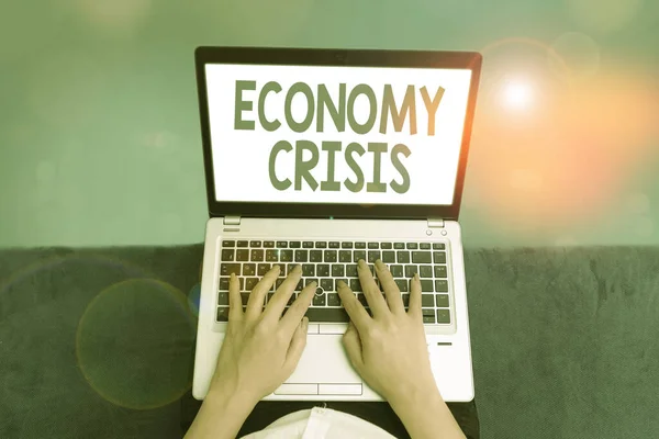 Handschrift tekst Economie Crisis. Concept betekent dat de economie van een land een plotselinge neergang doormaakt. — Stockfoto