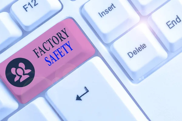 Konceptualne pismo pokazujące bezpieczeństwo fabryki. Biznesowy tekst zdjęciowy minimalizuje ryzyko obrażeń pracowników podczas wykonywania zadań produkcyjnych. — Zdjęcie stockowe