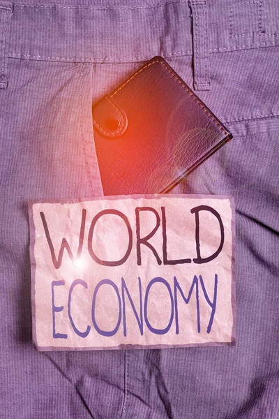 テキストの手書き世界経済。概念とは、表記用紙の近くに男のズボンのフロントポケットの内側に小さな財布を操作するために経済が浮上している国の方法. — ストック写真