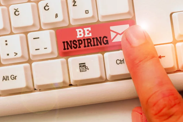 Scrivere una nota che mostra Be Inspiring. Business photo showcase Avere l'effetto di motivare qualcuno Essere sorprendente . — Foto Stock