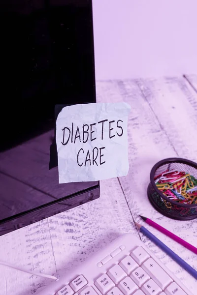 Skriva lapp som visar Diabetes Care. Business photo showcasing Journal för hälso- och sjukvårdspersonal att behandla diabetes Notera papper tejpad till svart datorskärm nära tangentbord och stationära. — Stockfoto