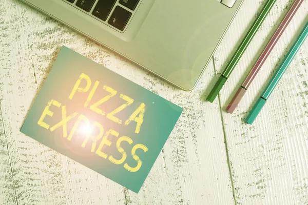 Sinal de texto mostrando Pizza Express. Foto conceitual entrega rápida de pizza à sua porta Serviço rápido Trendy laptop metálico almofada pegajosa em branco três canetas deitado mesa vintage . — Fotografia de Stock