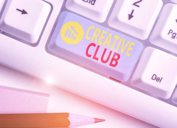 Text skylt som visar Creative Club. Konceptuell bild en organisation som simulerar intresse för kreativa idéer. — Stockfoto