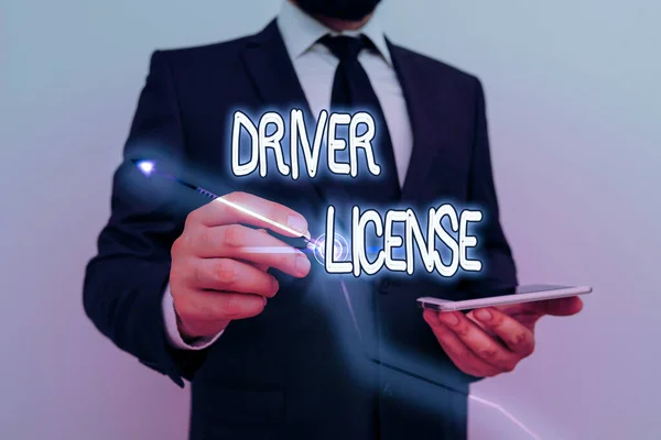 Conceptueel handschrift met rijbewijs. Bedrijfsfoto met een document waarmee een demonstrant in een motorvoertuig kan rijden. — Stockfoto
