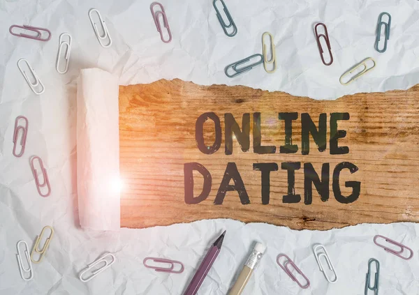Текст онлайн-датування. Концепція ділових стосунків для пошуку романтичного партнера в Інтернеті. — стокове фото