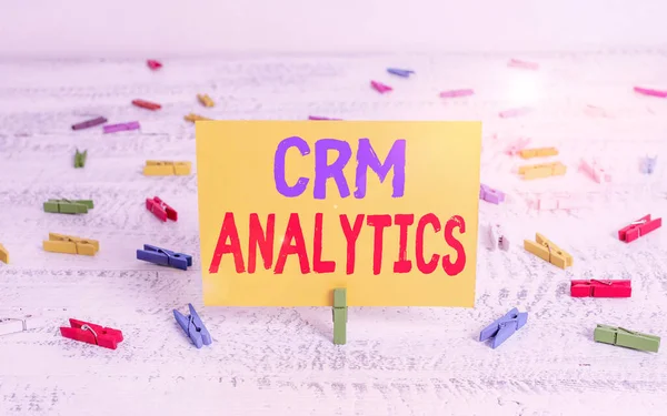 Концептуальний почерк, що показує Crm Analytics. Бізнес-фотографії, що демонструють програми, що використовуються для оцінки даних про клієнтів організації Зелений костюм білий дерев'яний фон нагадування офісне постачання . — стокове фото