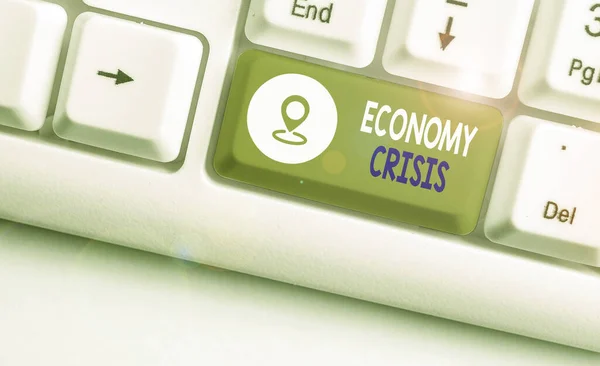 Scrittura a mano testo Economia Crisi. Concetto che significa che l'economia di un paese sperimenta un'improvvisa recessione . — Foto Stock