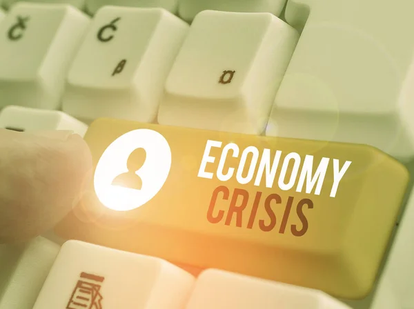 Tekstbord met Economy Crisis. Conceptuele foto de economie van een land ervaart een plotselinge neergang. — Stockfoto