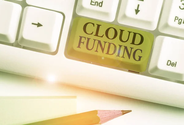 Pisanie tekstu Cloud Funding. Koncepcja biznesowa dla finansistów łączy sieci społecznościowe z pozyskiwaniem funduszy na projekty. — Zdjęcie stockowe