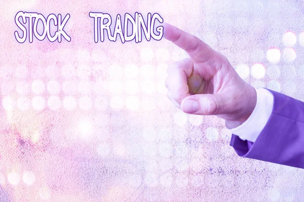 Escritura a mano escritura de texto Stock Trading. Concepto que significa la acción o actividad de compra y venta de acciones en el mercado . — Foto de Stock