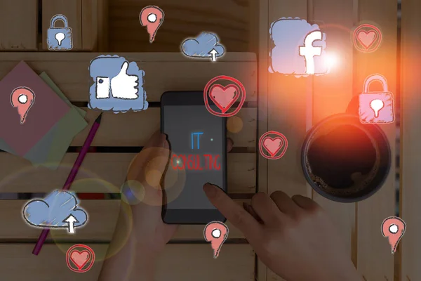 Écriture manuscrite de texte It Consulting. Signification du concept Se concentre sur les conseils aux organisations chaudes pour gérer leurs TI . — Photo