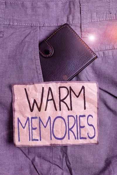 Χειρόγραφο κείμενο που γράφει θερμές αναμνήσεις. Έννοια σημαίνει κάτι που θυμάσαι με ευχαρίστηση Γλυκές αναμνήσεις Μικρό πορτοφόλι μέσα σε αντρικό παντελόνι μπροστινή τσέπη κοντά σε χαρτί σημειώσεων. — Φωτογραφία Αρχείου