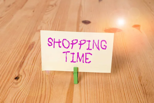Konceptualne ręczne pisanie pokazujące czas zakupów. Biznes photo showcasing Okres czasu, w którym ktoś kupuje wiele rzeczy Drewniana podłoga tło zielone szpilki groove gniazdo biuro. — Zdjęcie stockowe