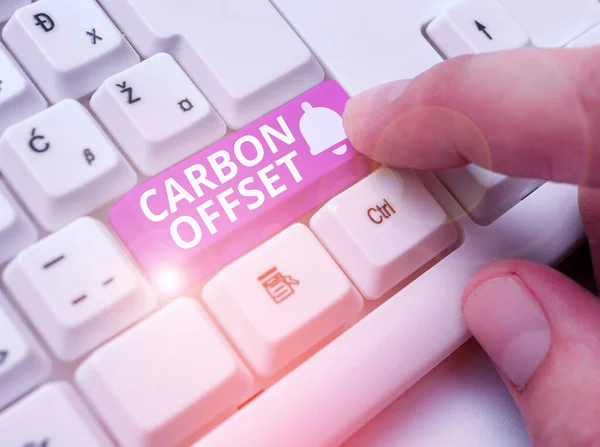 Karbon ofset 'i gösteren bir not yazıyorum. İş fotoğraflarında karbondioksit ve diğer gazlardaki azalma görülüyor.. — Stok fotoğraf
