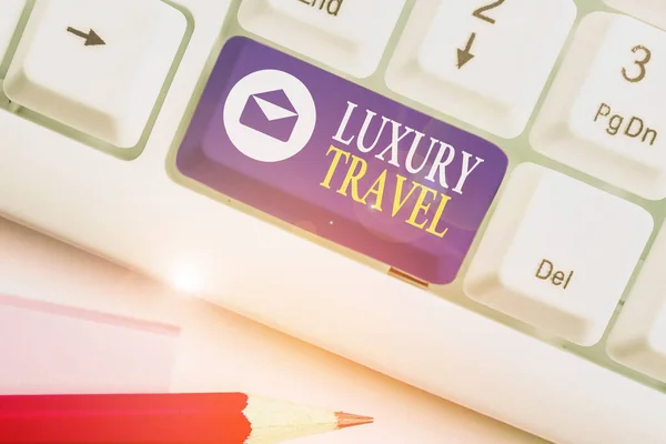 Szöveges jel mutatja Luxury Travel. Fogalmi fénykép legfőbb jólét vagy elegancia-ból utazótáska világszerte. — Stock Fotó