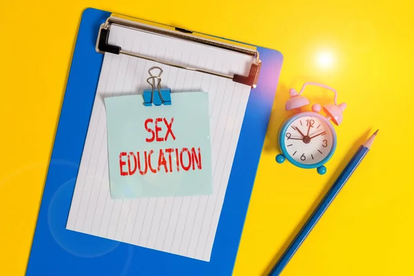 Signo de texto mostrando Educación Sexual. Foto conceptual Instrucción de cuestiones relacionadas con la sexualidad humana y la anatomía Portapapeles papel hoja nota aglutinante lápiz despertador color fondo . —  Fotos de Stock