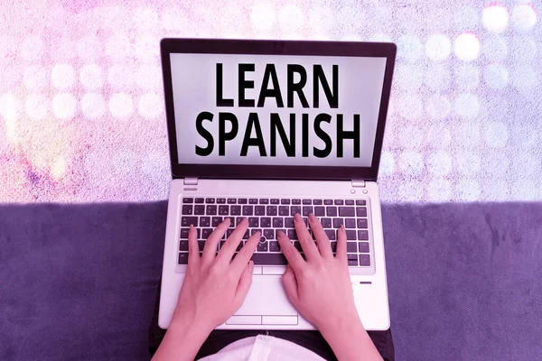 İspanyolca öğrenmeyi gösteren kavramsal el yazısı. İş fotoğrafı gösterimi İspanyolca konuşma ve yazma hakkında bilgi edinme. — Stok fotoğraf