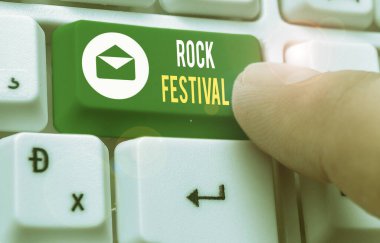 Metin tabelası Rock Festivali 'ni gösteriyor. Heavy metal türünün yer aldığı kavramsal fotoğraf Largescale rock konseri.