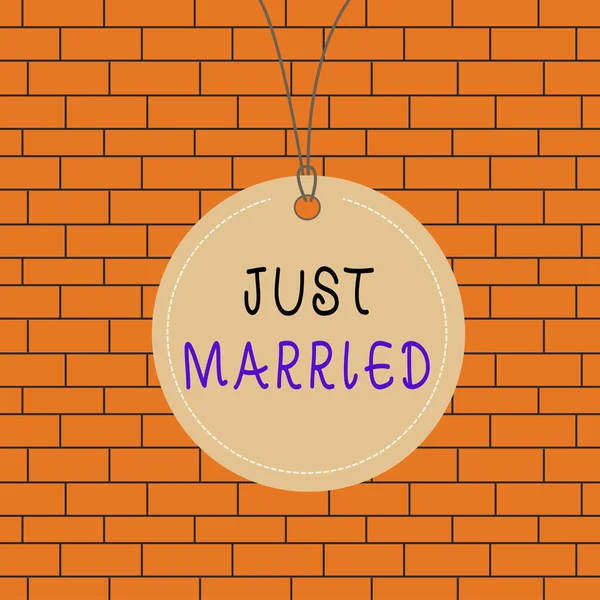 Πινακίδα που δείχνει "Μόλις Παντρεύτηκα". Εννοιολογική φωτογραφία κάποιος που έχει παντρευτεί πρόσφατα ή να υποβληθούν σε γάμο Σπείρωμα Σπείρωμα κύκλο ετικέτα string στρογγυλεμένο κενό ετικέτα πολύχρωμο φόντο μικρό σχήμα. — Φωτογραφία Αρχείου