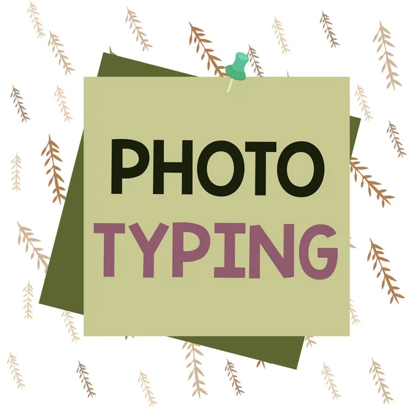 Handschrift tekst schrijven Photo Typing. Concept betekent metaal afdrukken blok gebruiken om een foto te reproduceren bij het afdrukken Herinnering kleur achtergrond thumbtack tack memo bijgevoegde kantoor pin vierkant. — Stockfoto