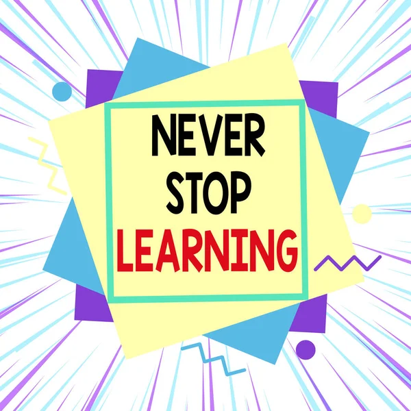 Kelime yazma metni Asla Öğrenmeyi Durdurma. Yeni bilgi veya materyal edinme üzerine çalışmaya devam etmek için iş konsepti asimetrik biçimsiz şekil nesne ana hatları çok renkli tasarım.
