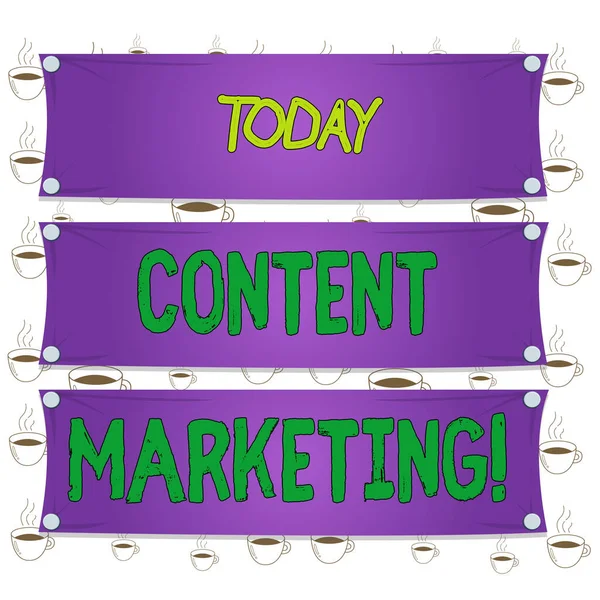 Schreiben Notiz zeigt Content Marketing. Business-Foto-Präsentation beinhaltet die Schaffung und Weitergabe von Online-Material Holztafel befestigt Nagel auf bunten Hintergrund Plankenholz. — Stockfoto