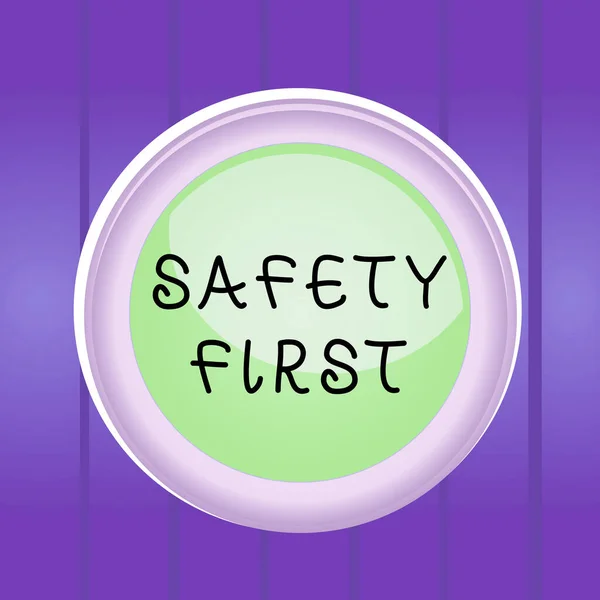 安全第一を示すメモを書く。最も重要なことは安全であることを言うために使用されるビジネス写真色球スイッチセンター背景中丸型. — ストック写真