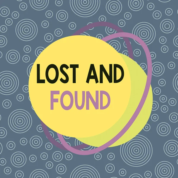 Écriture manuscrite de texte perdu et trouvé. Concept, c'est-à-dire un endroit où les objets perdus sont stockés jusqu'à ce qu'ils soient récupérés. . — Photo