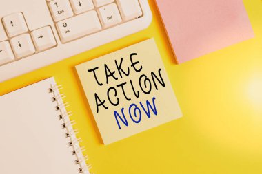 Take Action Now 'ı gösteren bir not yazıyorum. İş fotoğrafı gösterimi resmi ya da uyumlu bir şey yapın. Sorunlu bir hedefe ulaşın. Sarı arkaplan tablosunda kopya alanı olan boş kağıtlar..