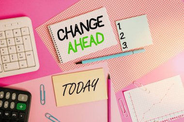 İleride Değişiklik 'i gösteren not yazılıyor. Değiştirilecek iş fotoğraflarının yer değiştirmesi ya da takas edilmesi renkli düz tabloların üzerine yerleştirilmiş başka bir farklı yazma donanımı ve bilgisayar malzemesi haline gelir.