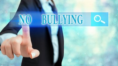 Zorbalık Yok'u gösteren not yazma. Çocuklar güç dengesizliği arasında agresif davranışı durdurmak vitrine İş fotoğraf.