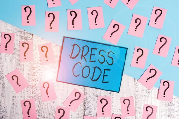 Segno di testo che mostra Dress Code. Foto concettuale un modo accettato di vestirsi per una particolare occasione o gruppo Scribbled e carte sbriciolate con cartone spesso sopra tavolo di legno . — Foto Stock