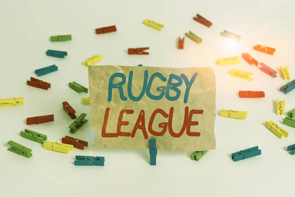Rugby Ligi 'ni gösteren yazı. Rugby futbolunun kavramsal fotoğraf formu 13 oyuncudan oluşan takımlar arasında oynandı. Renkli çamaşır iğnesi kağıtları boş hatırlatıcı beyaz zemin arka plan ofisi. — Stok fotoğraf