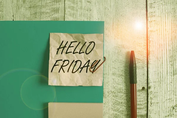 Textskylt som visar Hello Friday. Konceptuell bild som används för att uttrycka lycka från början av frisk vecka Wrinkle papper och kartong plus stationär placerad ovanför trä bakgrund. — Stockfoto