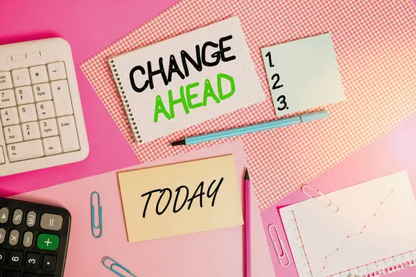 Escrevendo uma nota mostrando Change Ahead. Foto de negócios mostrando para substituir ou trocar por outro Torne-se diferentes equipamentos de escrita e materiais de computador colocados acima da tabela lisa colorida . — Fotografia de Stock