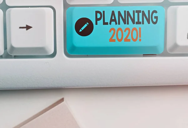 Zapisuje se Poznámka o plánování 2020. Proces tvorby fotografií v zaměstnání v příštím roce. — Stock fotografie
