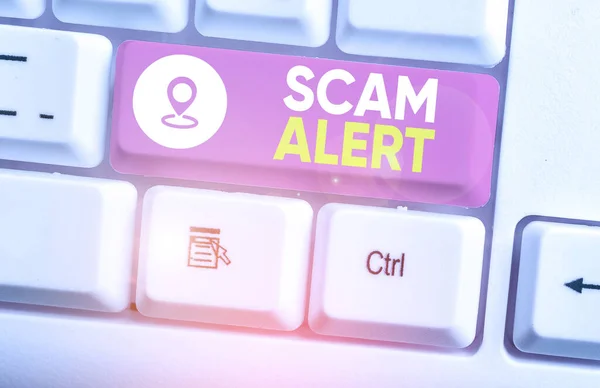 Scrivere testo Scam Alert. Concetto che significa ottenere fraudolentemente denaro dalla vittima persuadendolo . — Foto Stock