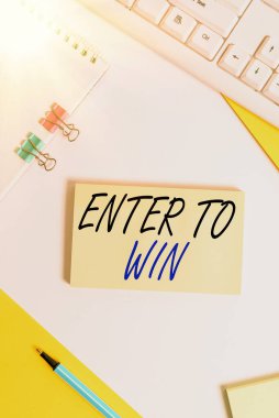 Enter To Win 'i gösteren not yazılıyor. Ödül için değer değiş tokuşu yapan iş fotoğrafı gösterimi ödülü sahibi Flat pc klavyeli ve metin iletileri için boşluk kopyalar.